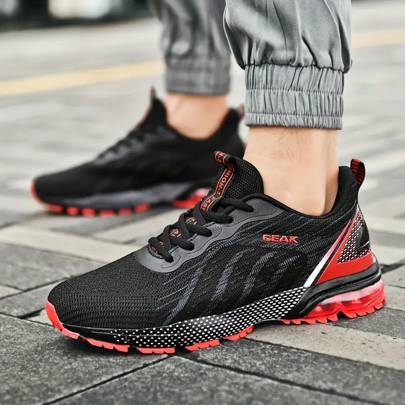 Chaussures de sport noires et rouges