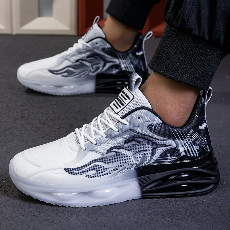 Chaussures de sport blanches et noires