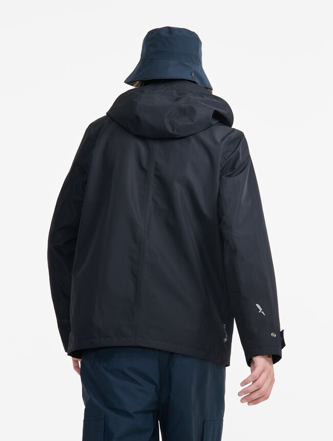 Veste imperméable noire courte GORE-TEX avec capuche amovible