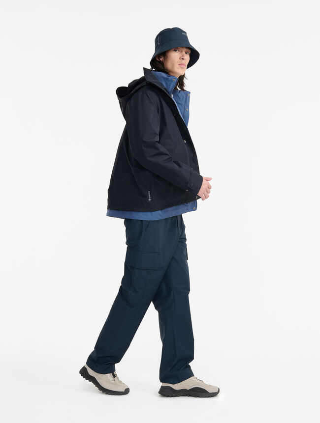 Veste imperméable noire courte GORE-TEX avec capuche amovible