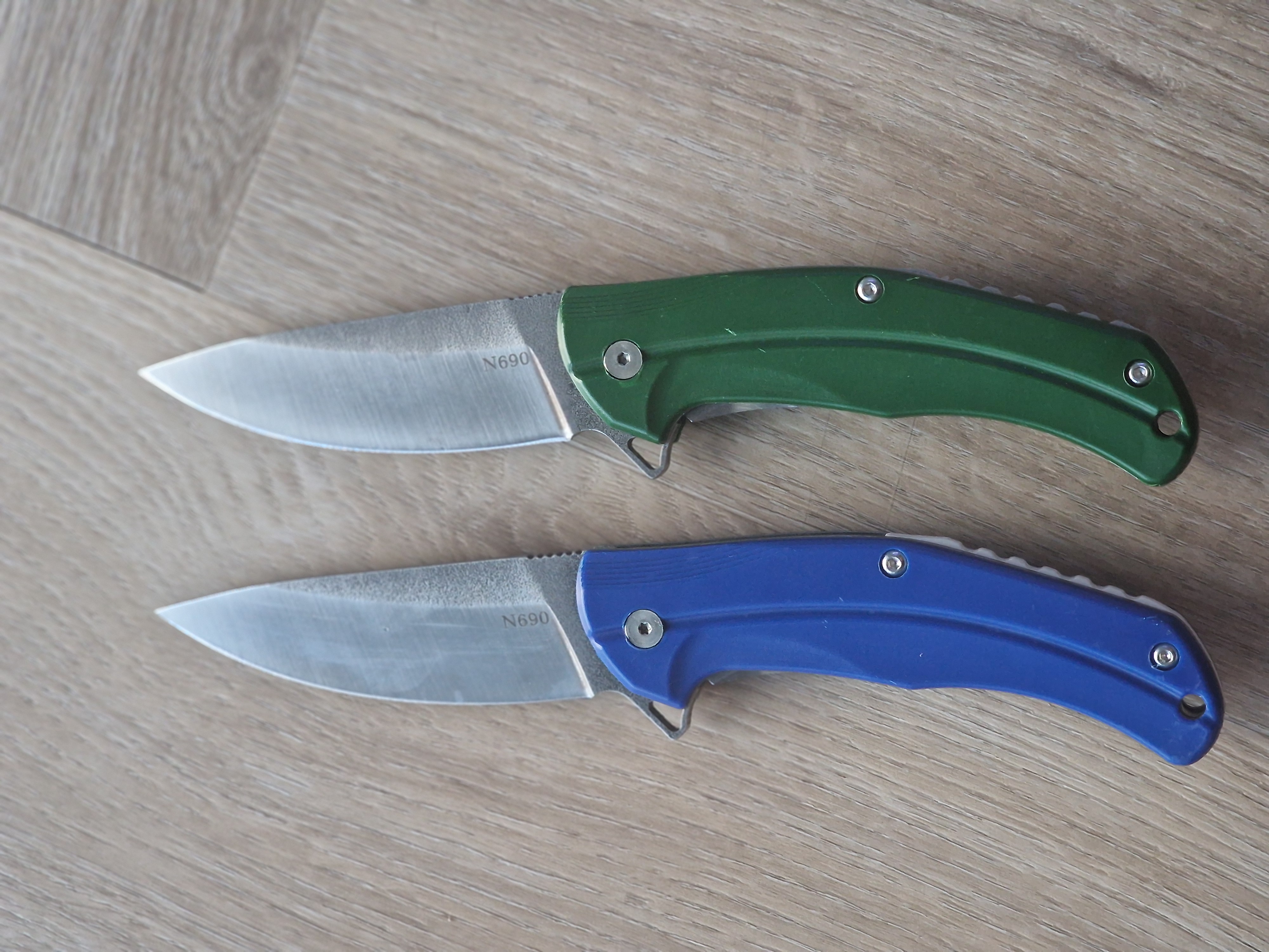 🌟 Handgemaakt Zakmes met N690 Staal, Linerlock & Clip (22 cm) – Groen & Blauw
