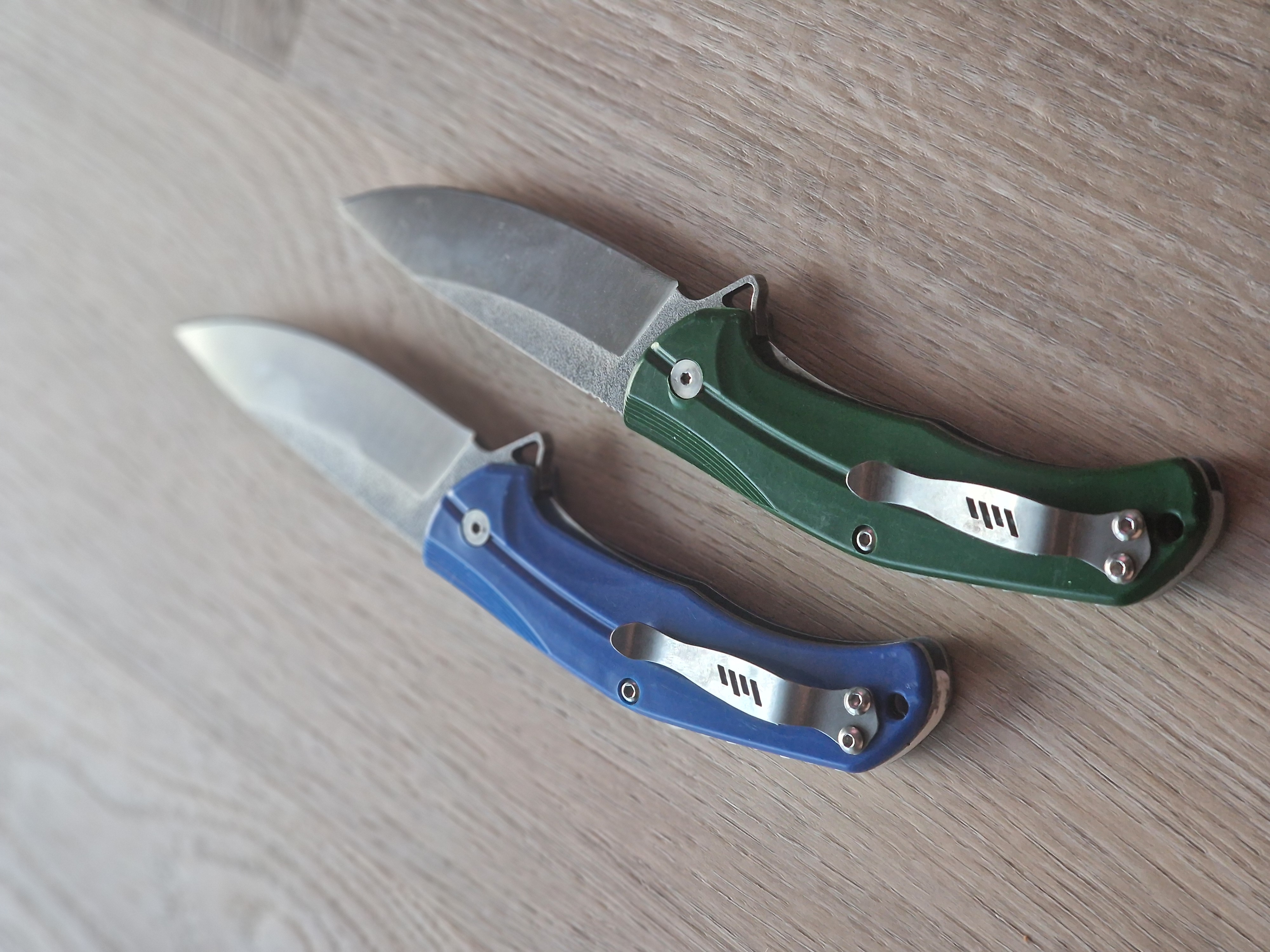 🌟 Handgemaakt Zakmes met N690 Staal, Linerlock & Clip (22 cm) – Groen & Blauw