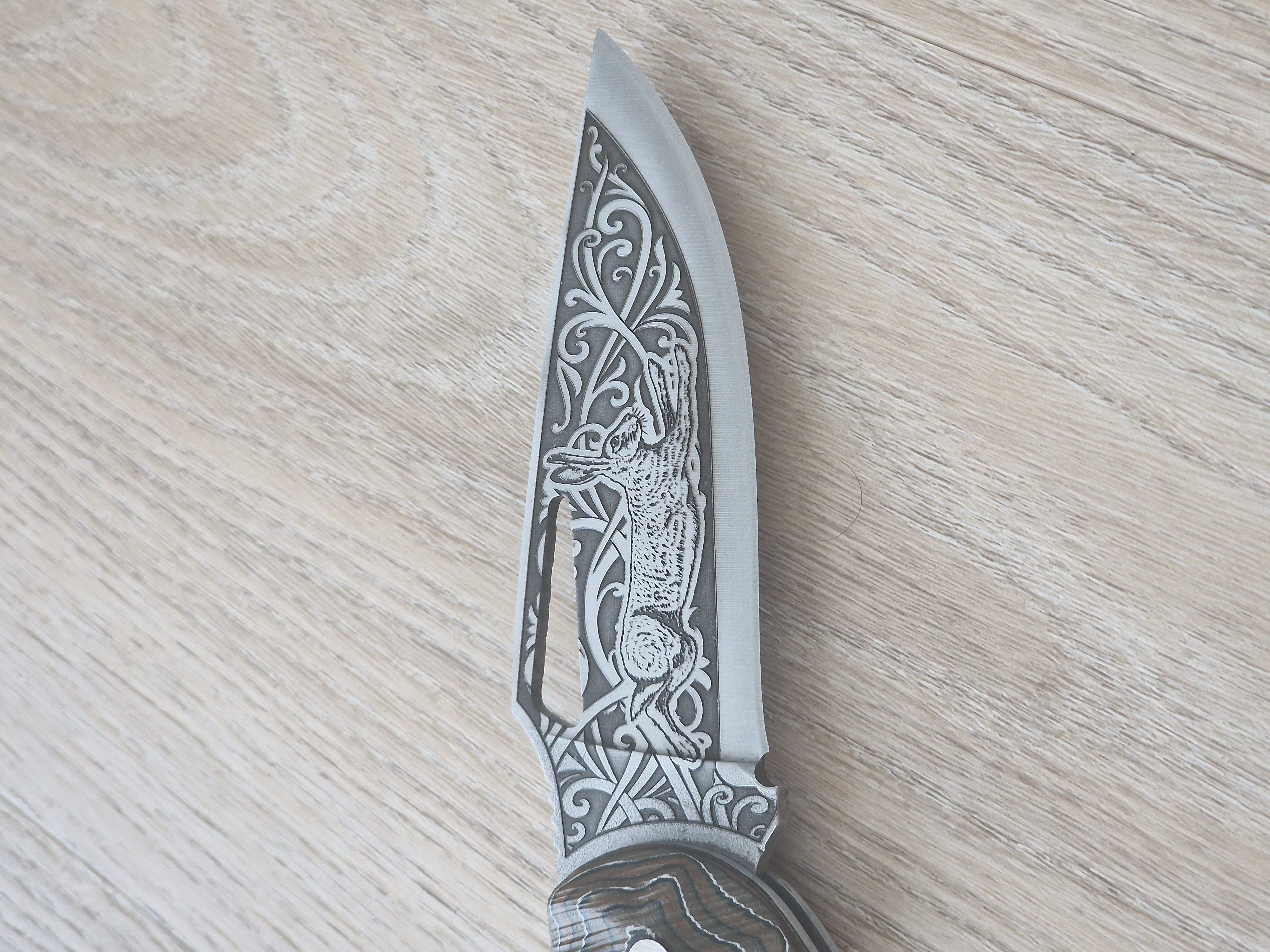 🌟 Zakmes met Lasergegraveerd Lemmet (Konijn) & Composiet Handvat (23 cm)