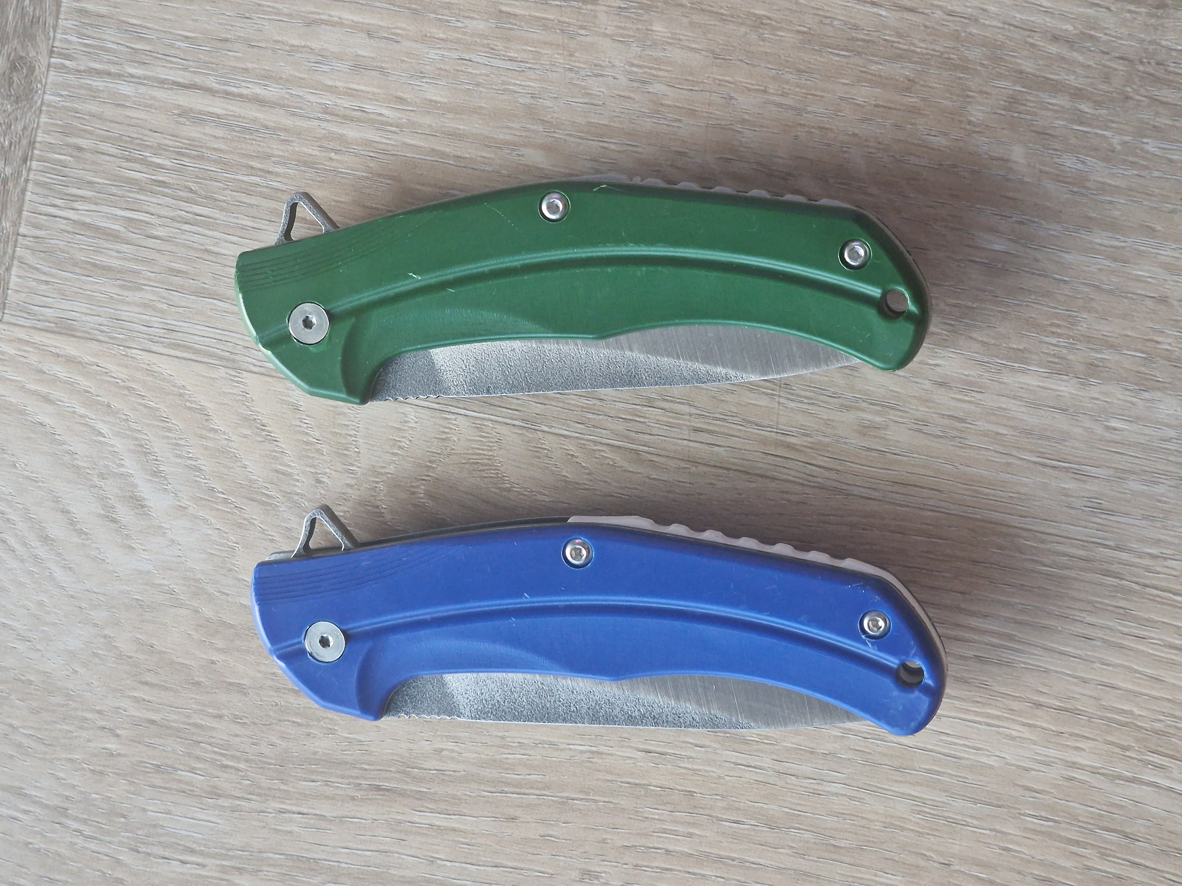🌟 Handgemaakt Zakmes met N690 Staal, Linerlock & Clip (22 cm) – Groen & Blauw