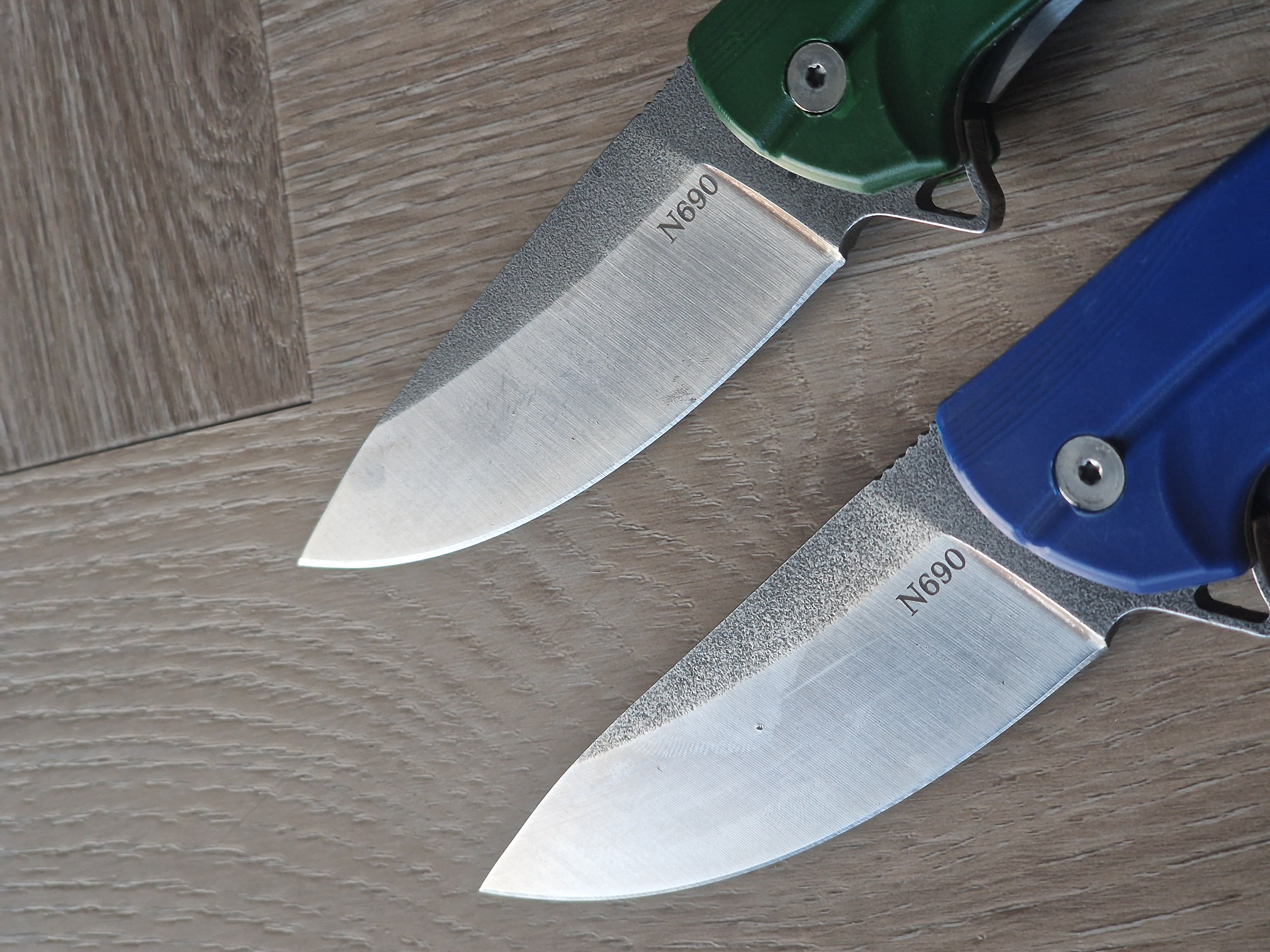 🌟 Handgemaakt Zakmes met N690 Staal, Linerlock & Clip (22 cm) – Groen & Blauw