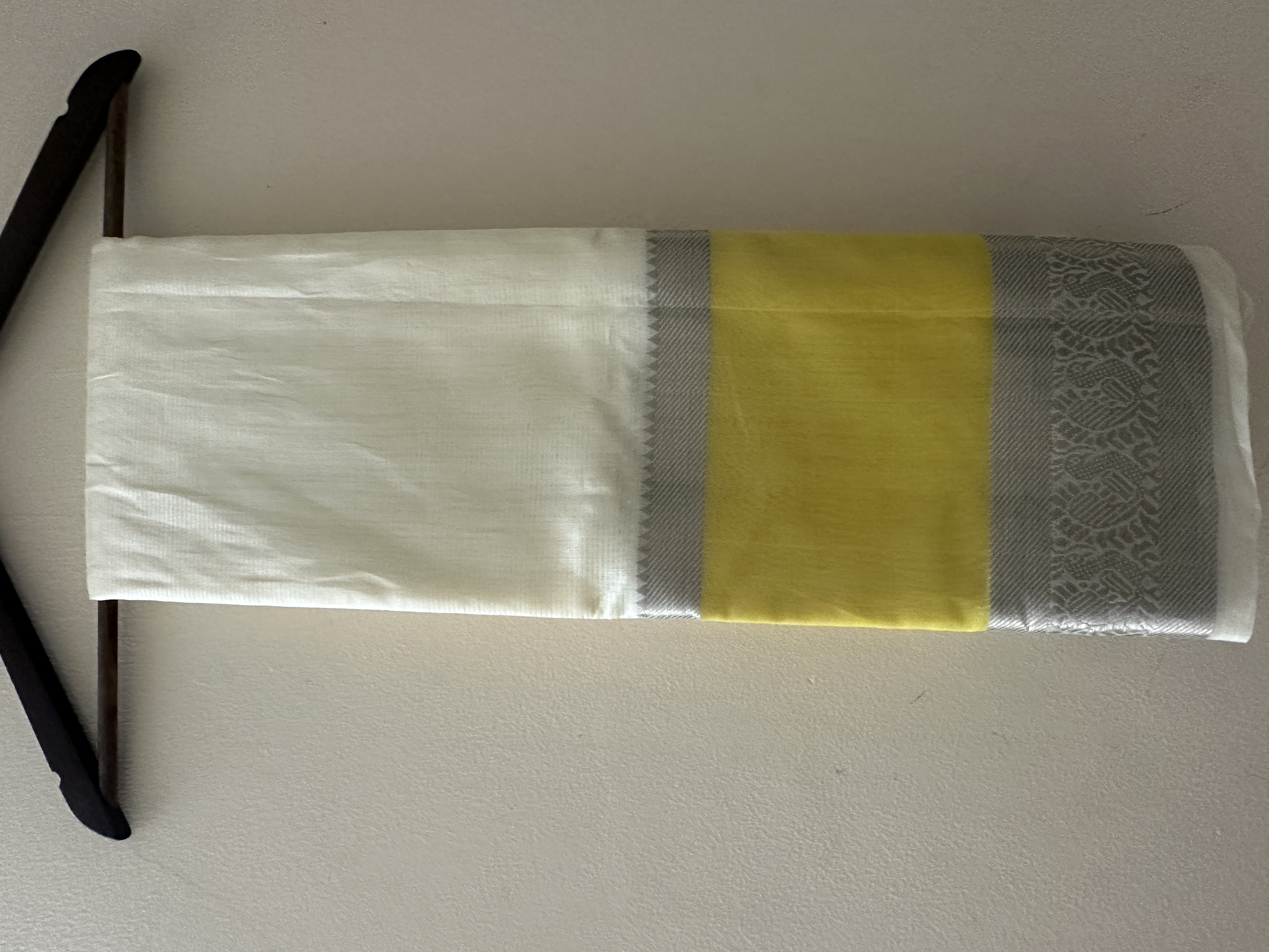 Elegant Yellow and White Mangalagiri Pattu 