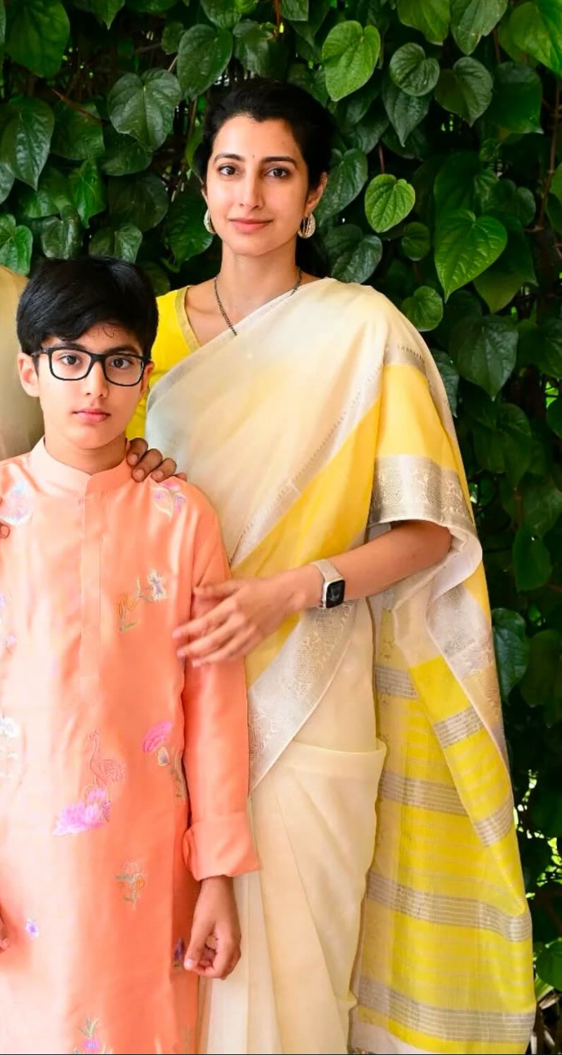 Elegant Yellow and White Mangalagiri Pattu 