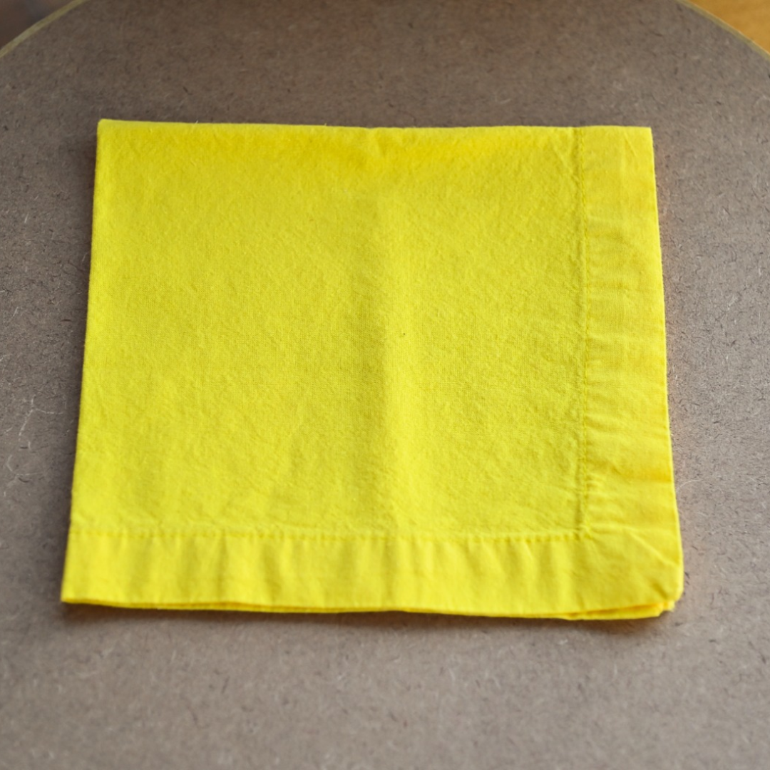 Guardanapo de tecido amarelo liso