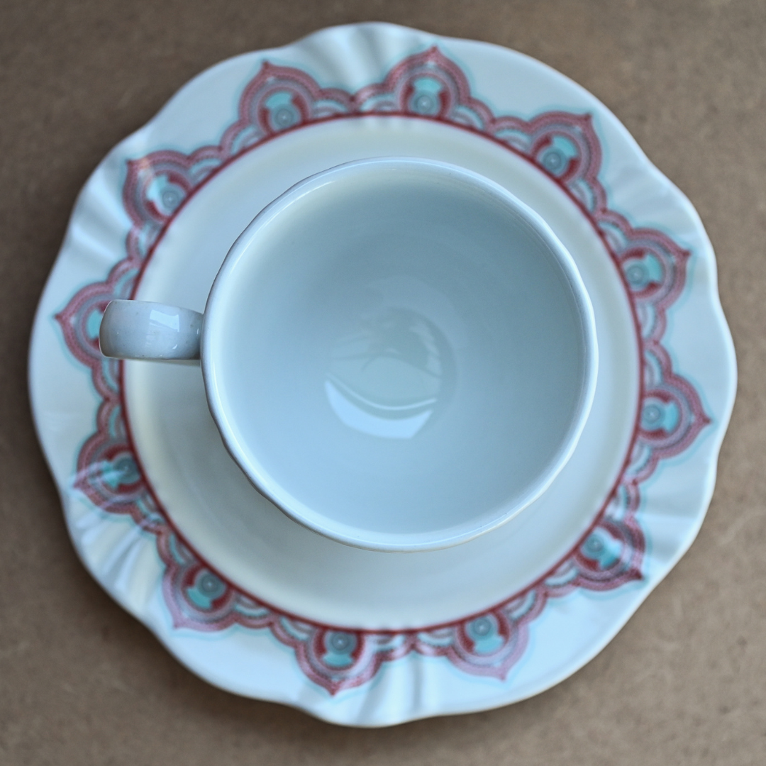 Xícara com pires em porcelana branca com pé alto e estampa mandala em vermelho e azul