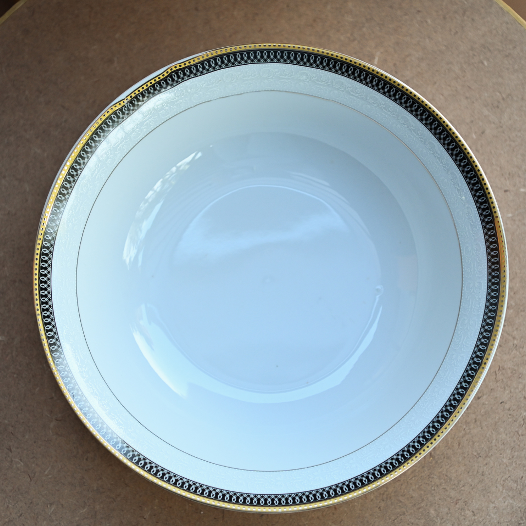 Saladeira funda de porcelana com faixa preta e dourada
