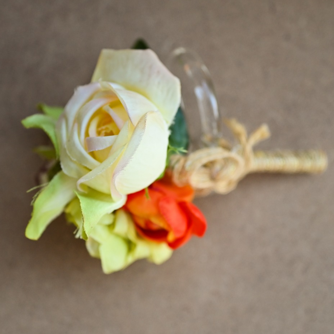 Porta-guardanapo rústico com flores artificiais nas cores creme e laranja