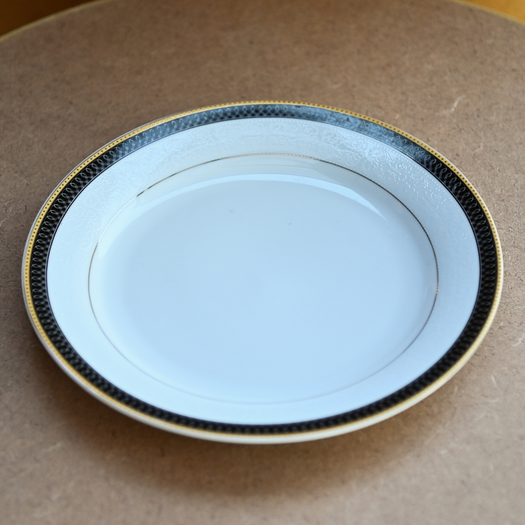 Prato de sobremesa em porcelana branca com borda preta texturizada