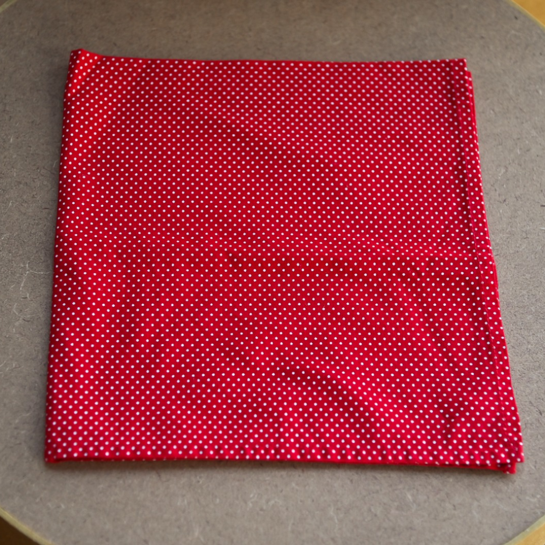 Guardanapo de tecido vermelho com estampa de bolinhas brancas