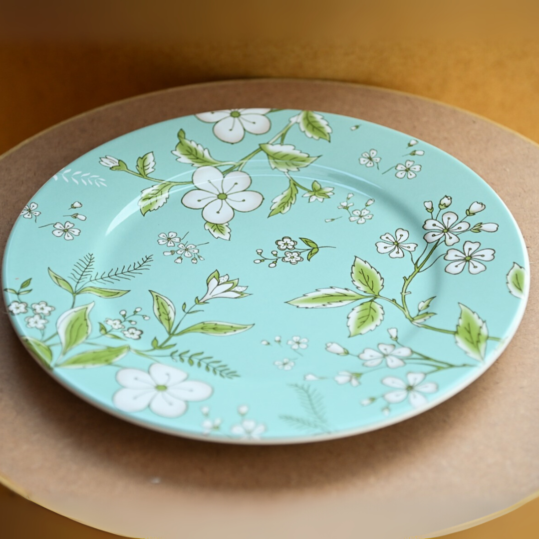 Prato raso com estampa floral em fundo azul claro