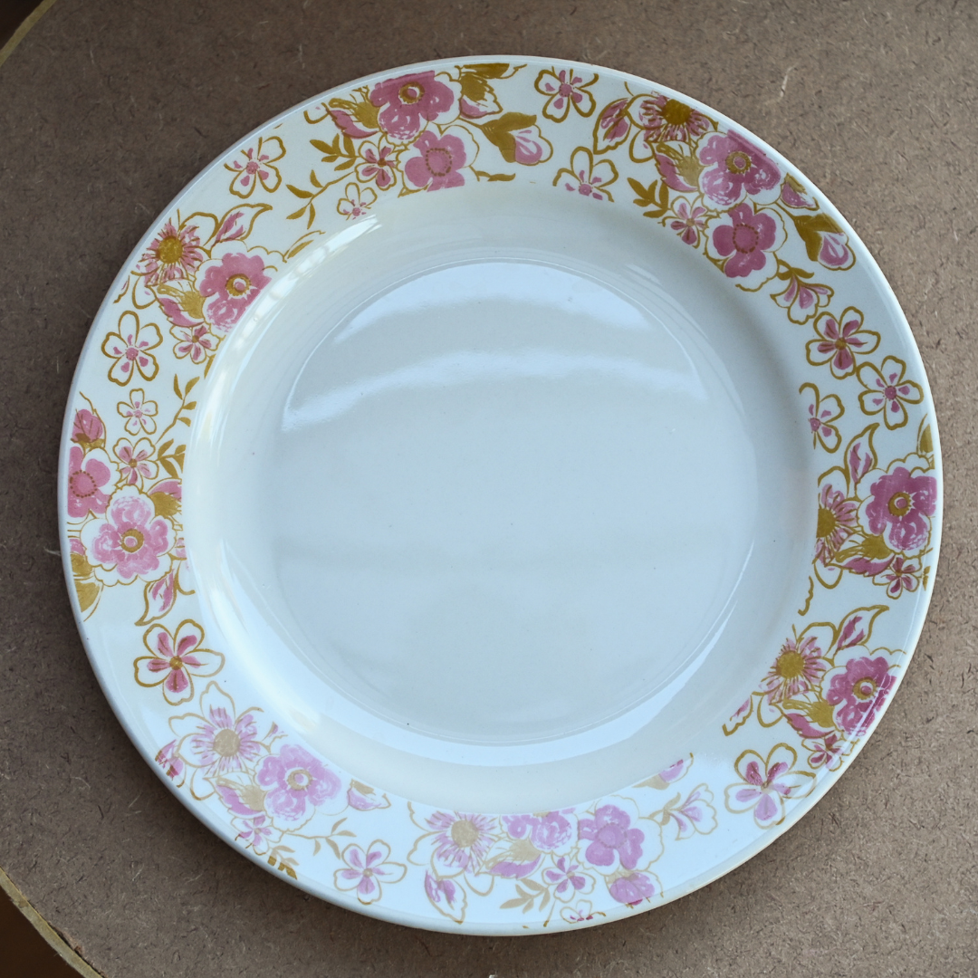 Prato raso com estampa floral rosa e amarela