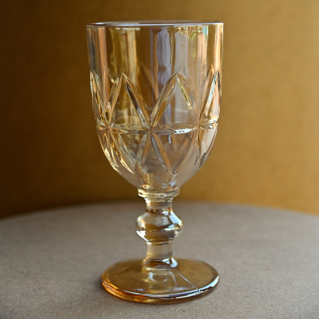 Taça retrô de vidro âmbar com relevo