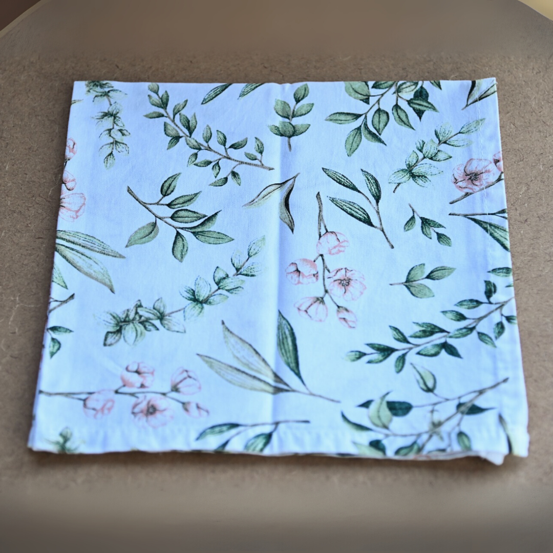 Guardanapo de tecido branco com estampa floral