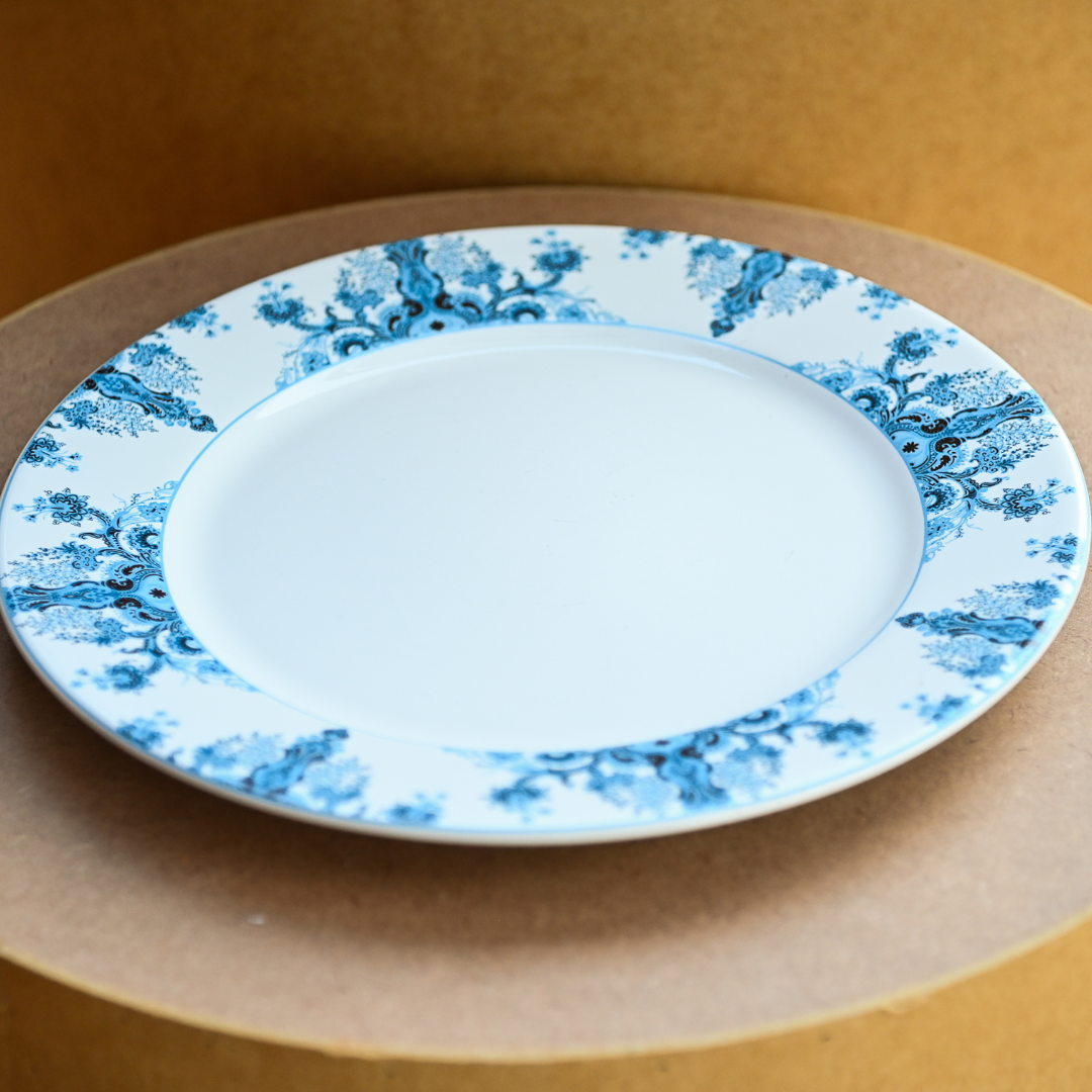 Prato raso em porcelana branca com estampa floral clássica azul