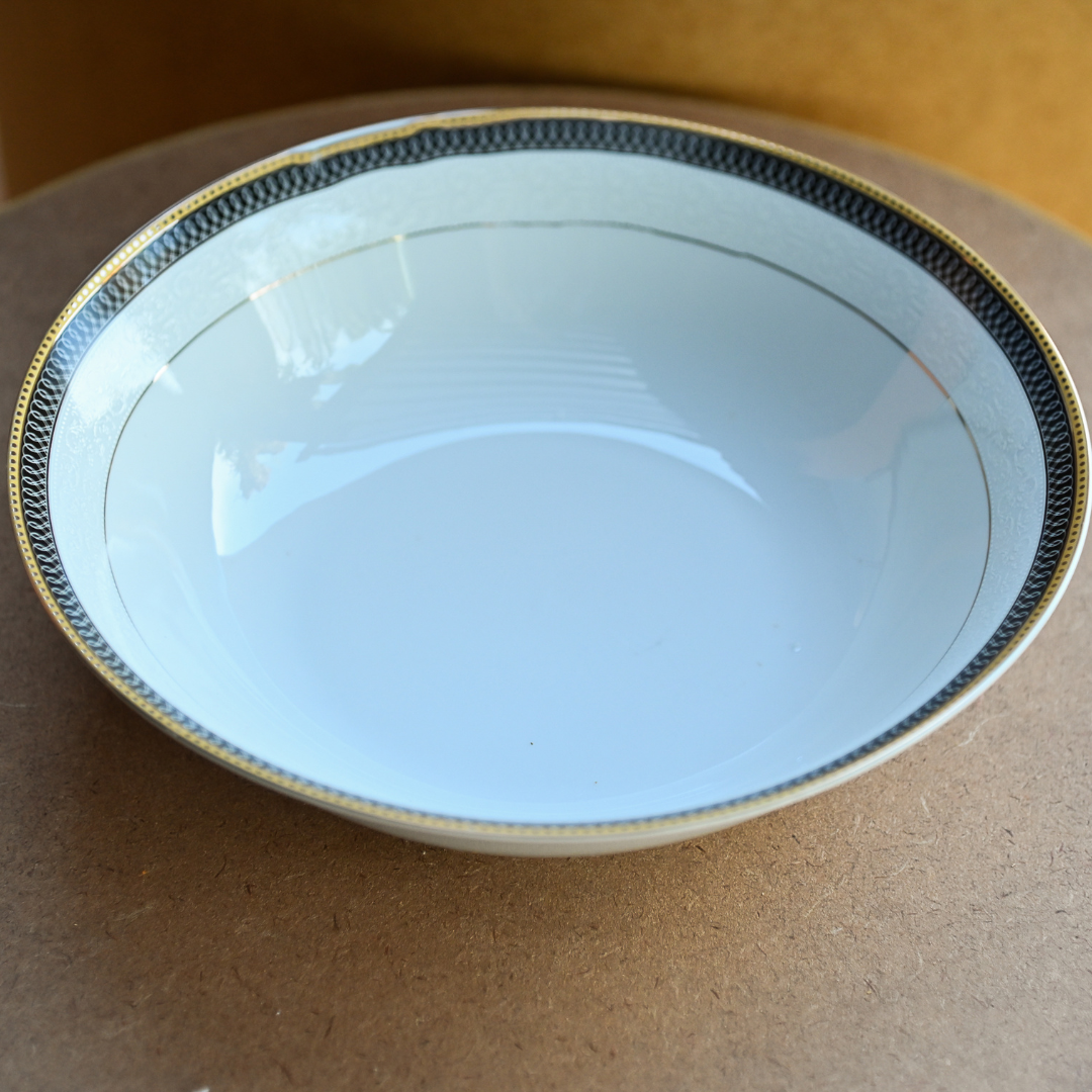 Saladeira funda de porcelana com faixa preta e dourada
