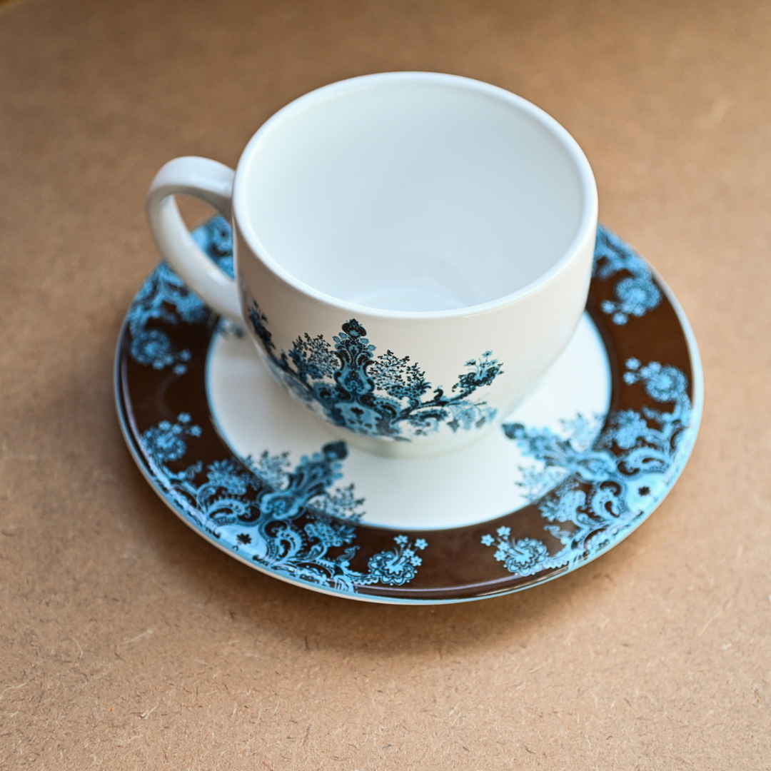 Xícara com pires de porcelana com estampa floral azul