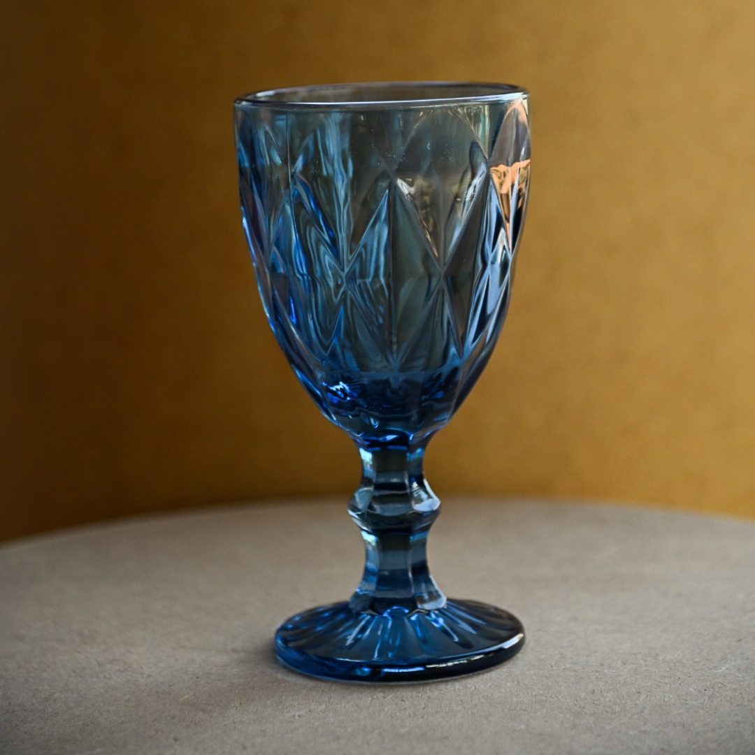 Taça retrô de vidro azul escuro com relevo