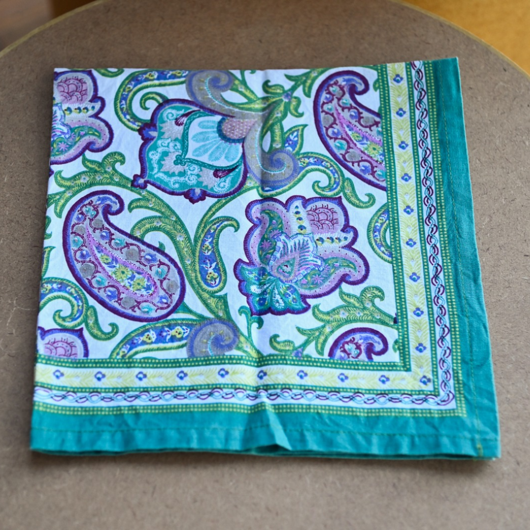 Guardanapo de tecido com estampa paisley em tons de azul e roxo
