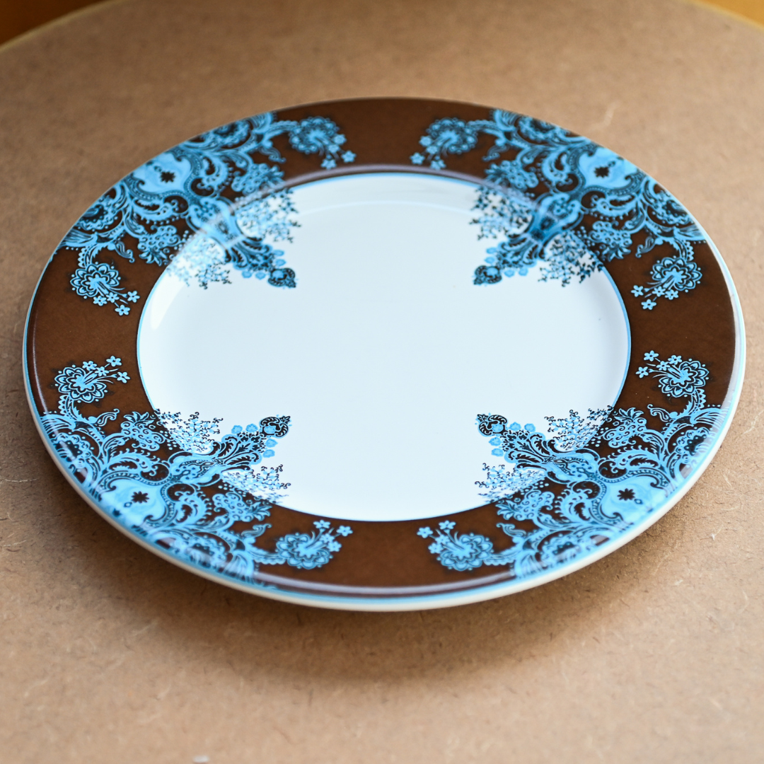 Prato de sobremesa em porcelana com estampa floral azul e borda marrom