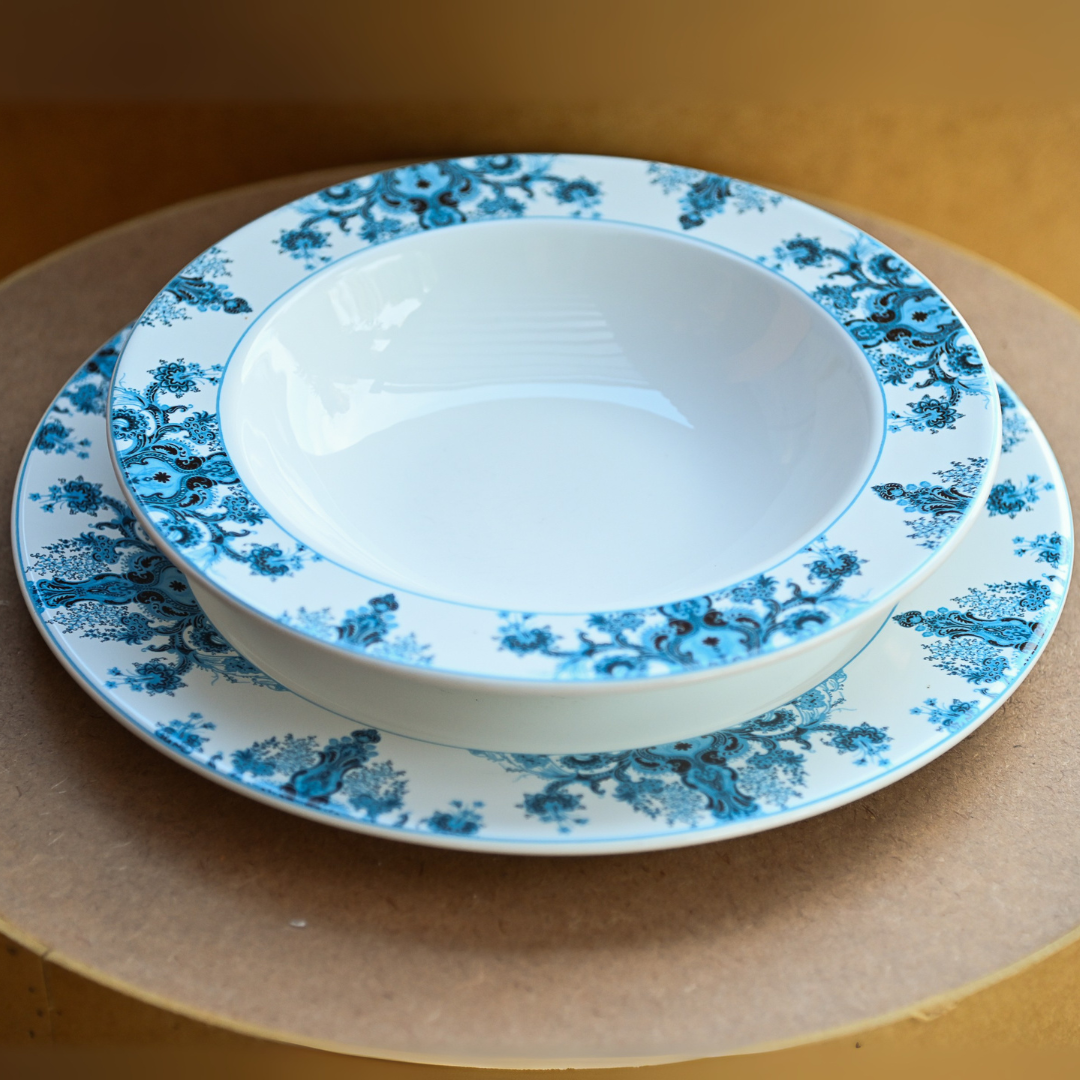 Conjunto de prato raso e prato fundo com estampa floral clássica azul