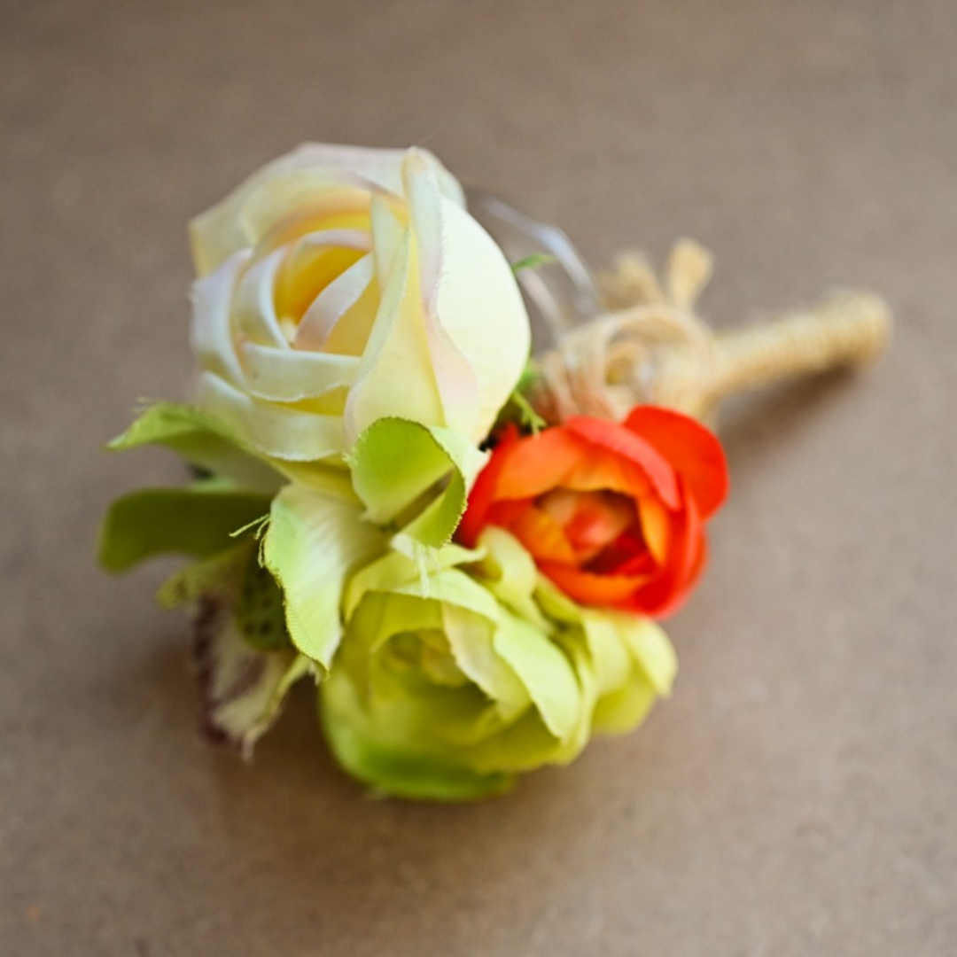Porta-guardanapo rústico com flores artificiais nas cores creme e laranja