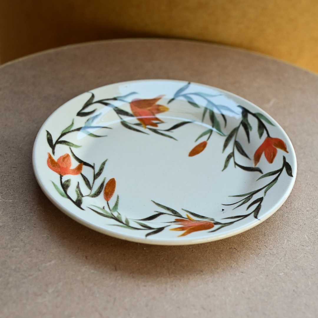 Prato de sobremesa em cerâmica esmaltada com estampa floral em laranja