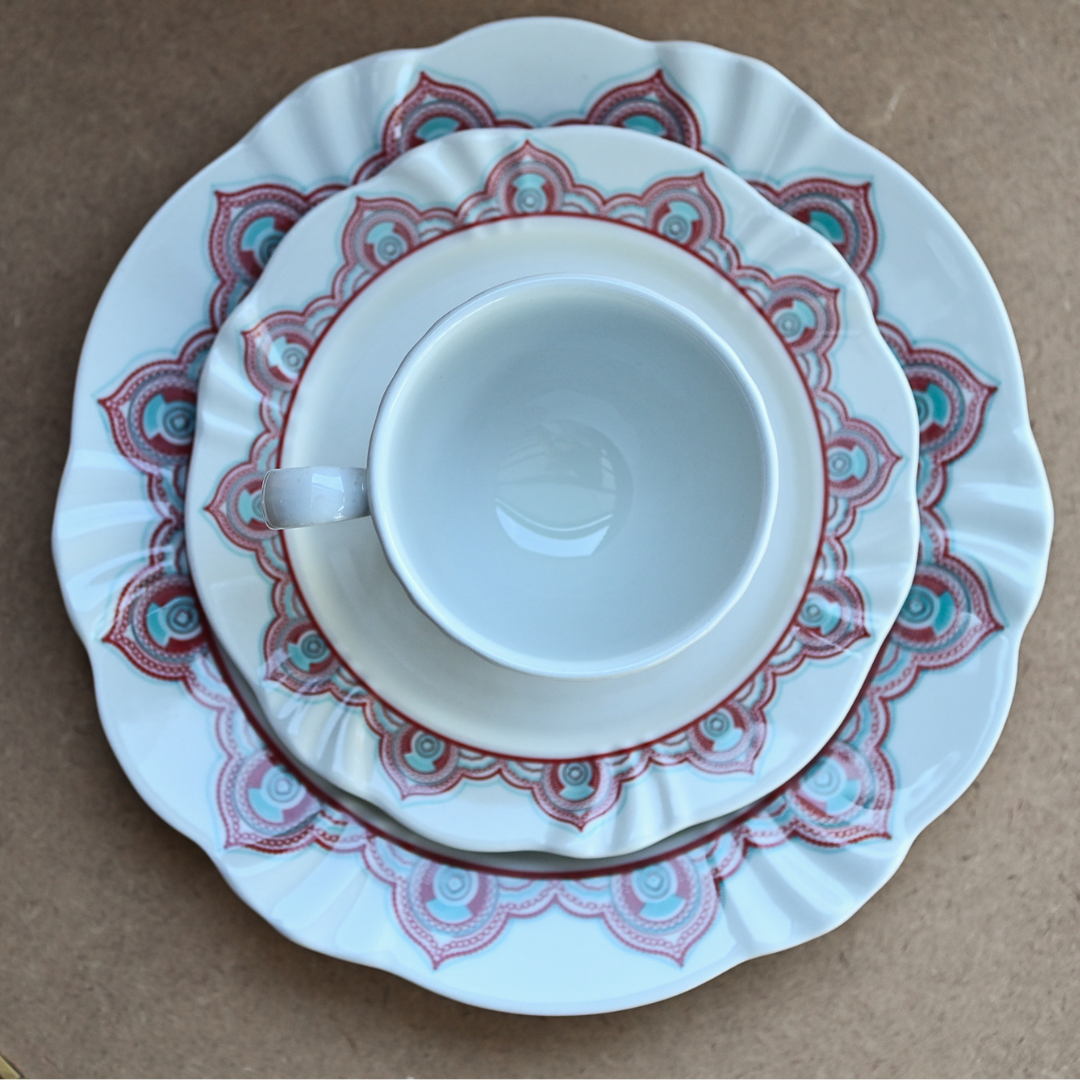 Conjunto com xícara, pires e prato decorado com estampa mandala em vermelho e azul