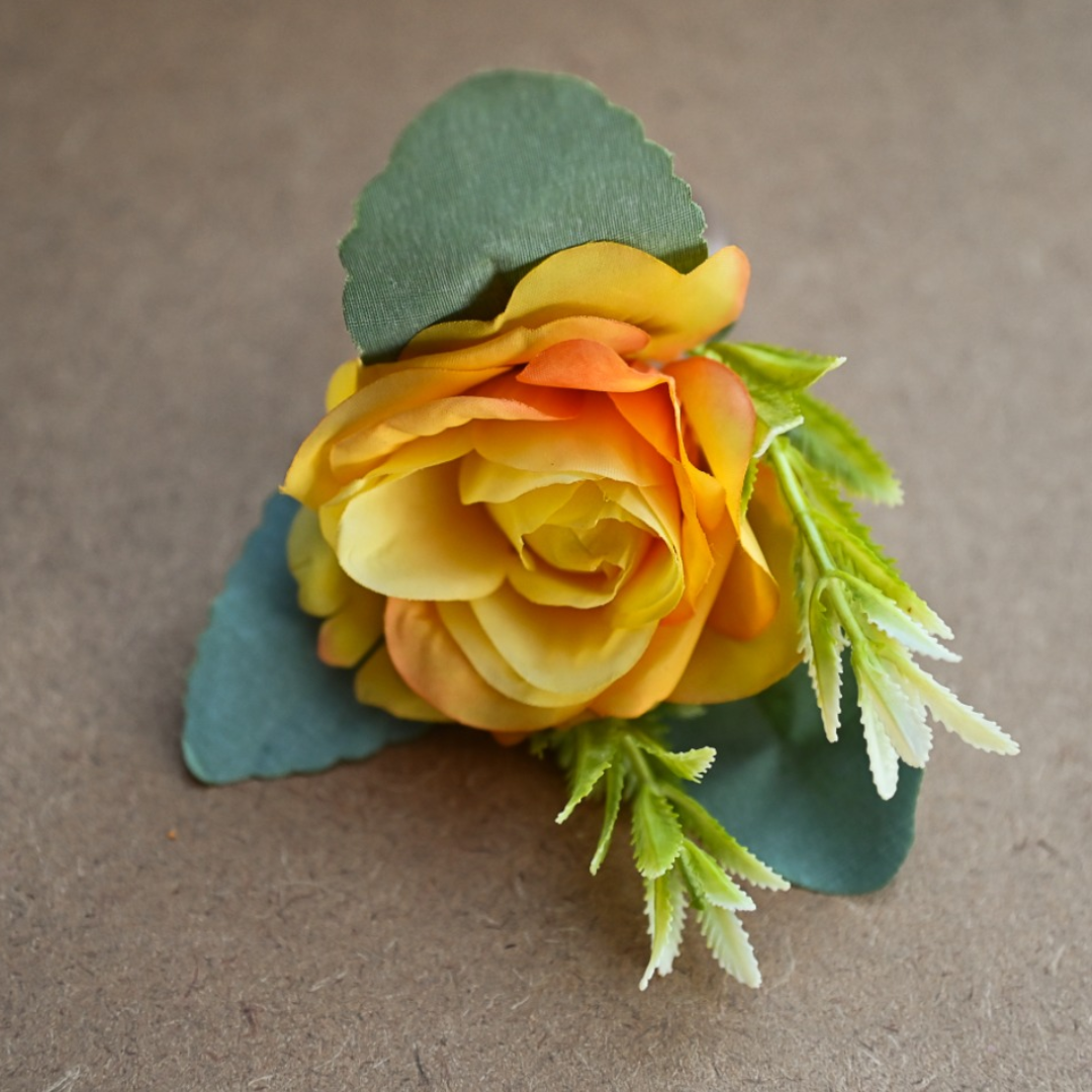Porta-guardanapo com flor artificial laranja