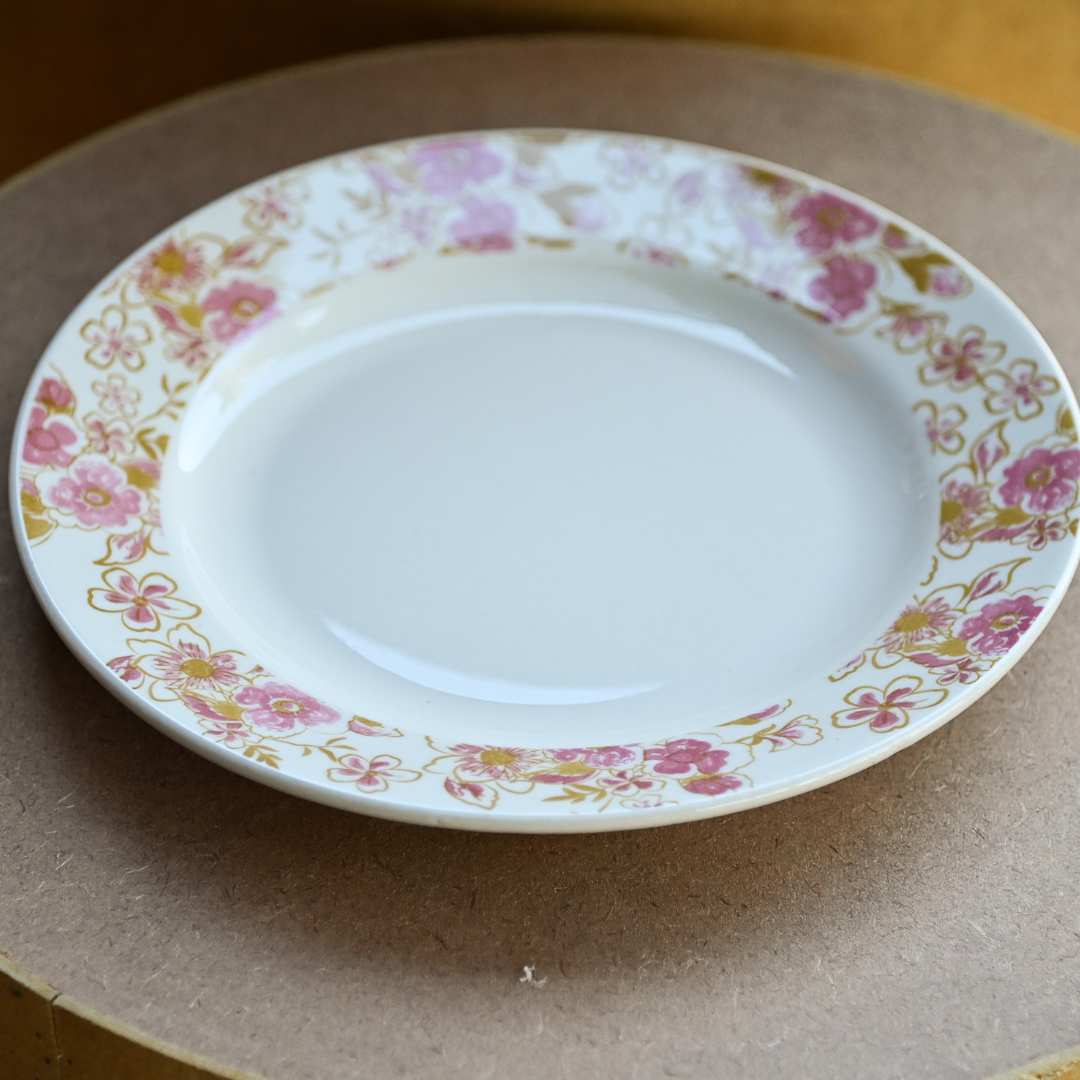 Prato raso com estampa floral rosa e amarela