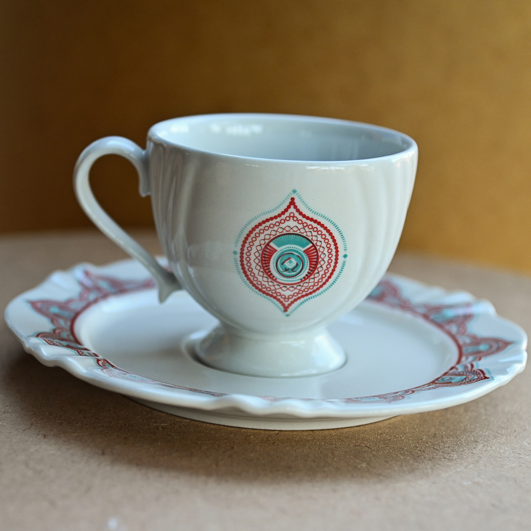 Xícara com pires em porcelana branca com pé alto e estampa mandala em vermelho e azul