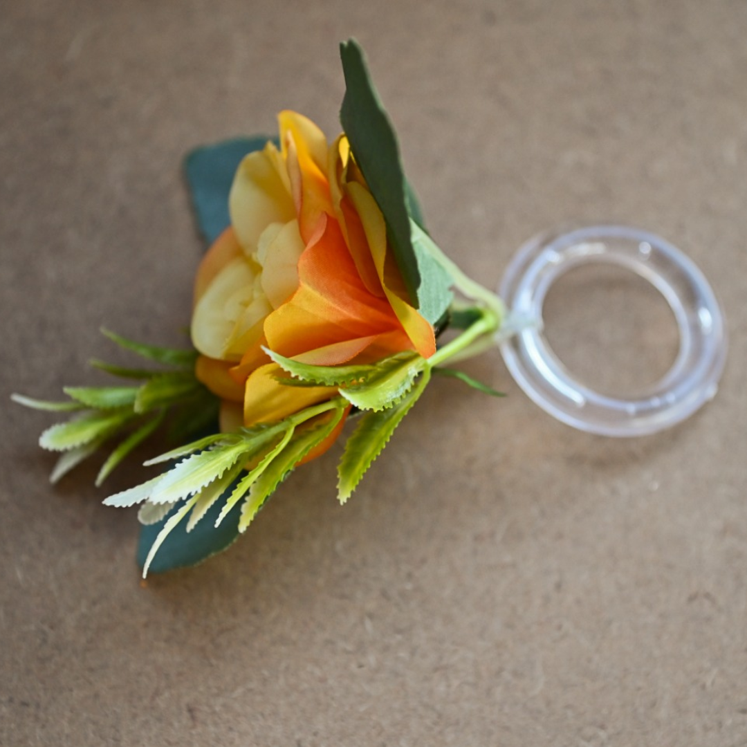 Porta-guardanapo com flor artificial laranja