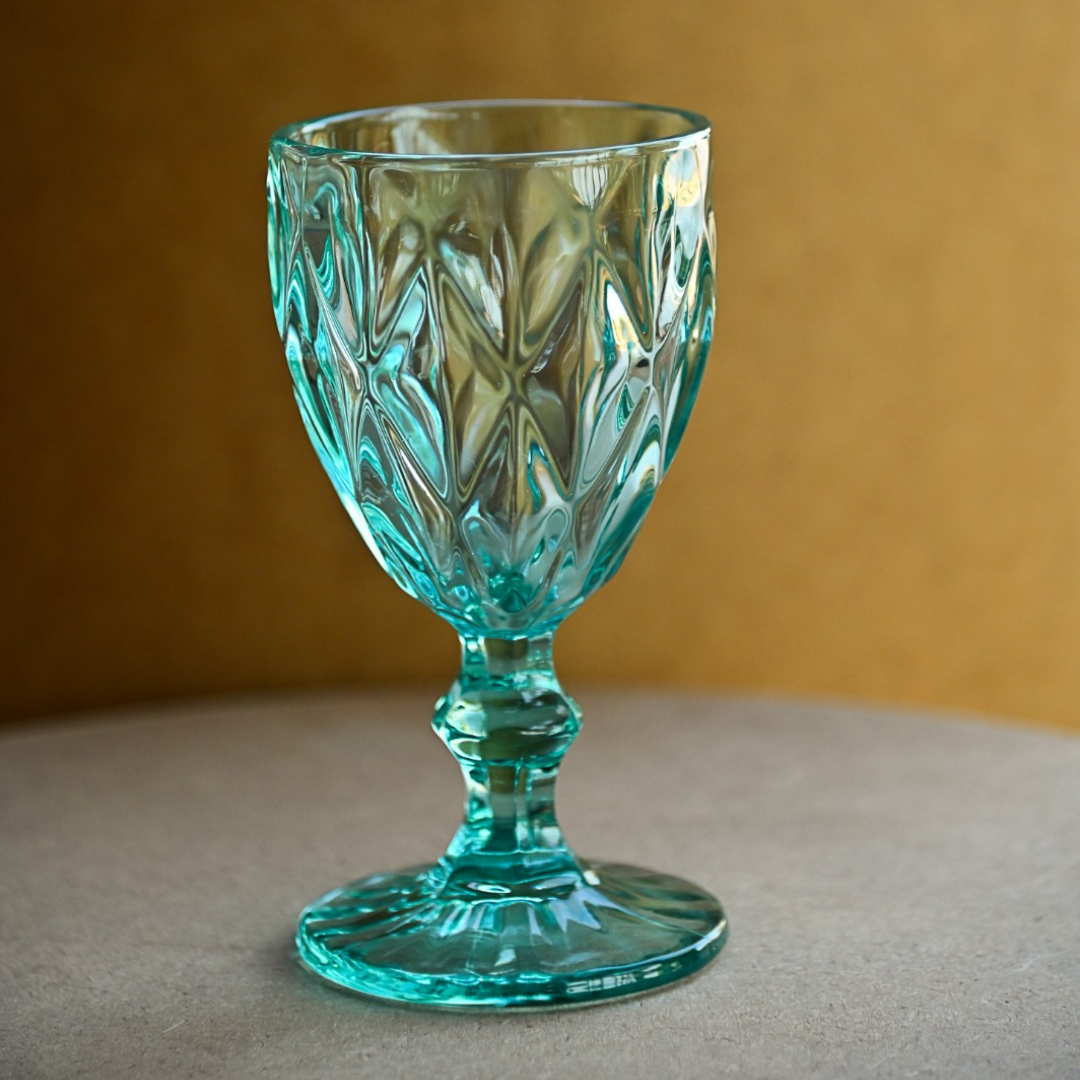 Taça retrô de vidro azul claro com relevo