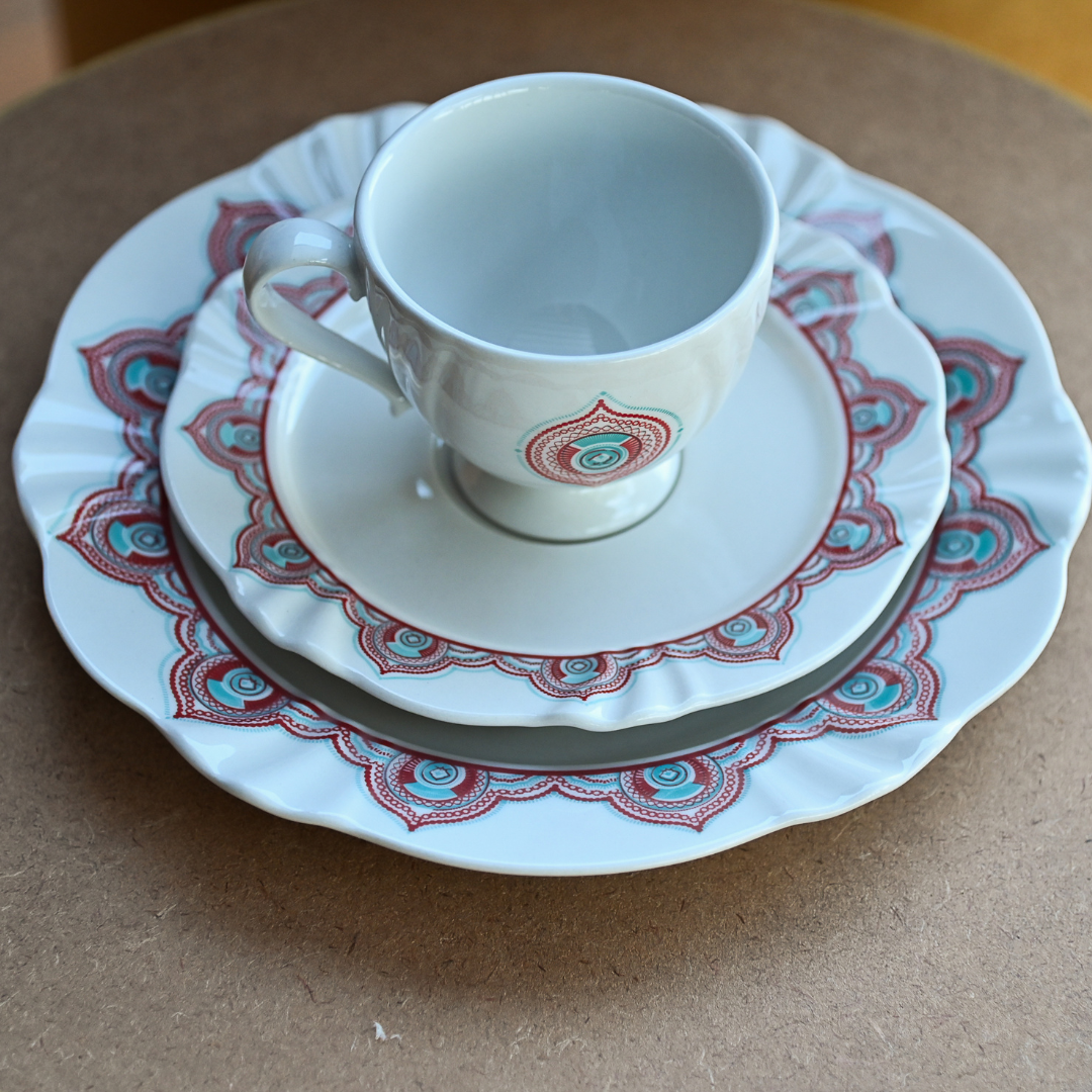 Conjunto com xícara, pires e prato decorado com estampa mandala em vermelho e azul