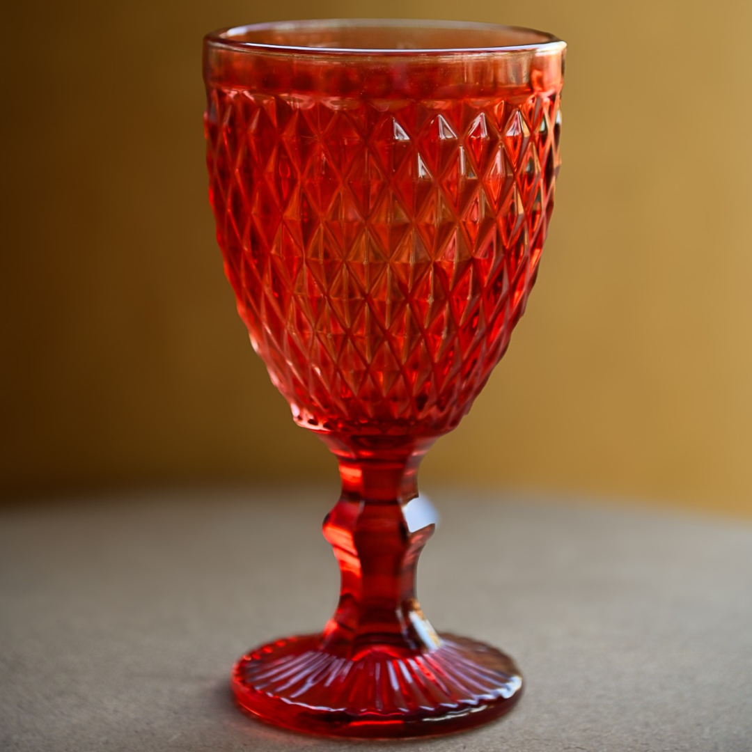 Taça retrô de vidro vermelho com relevo