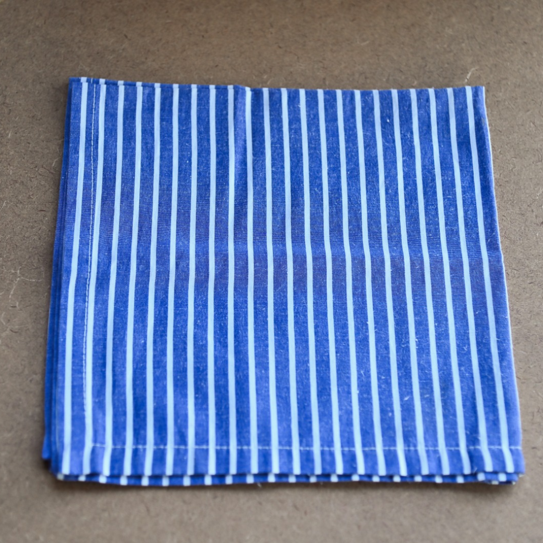 Guardanapo de tecido azul com listras brancas