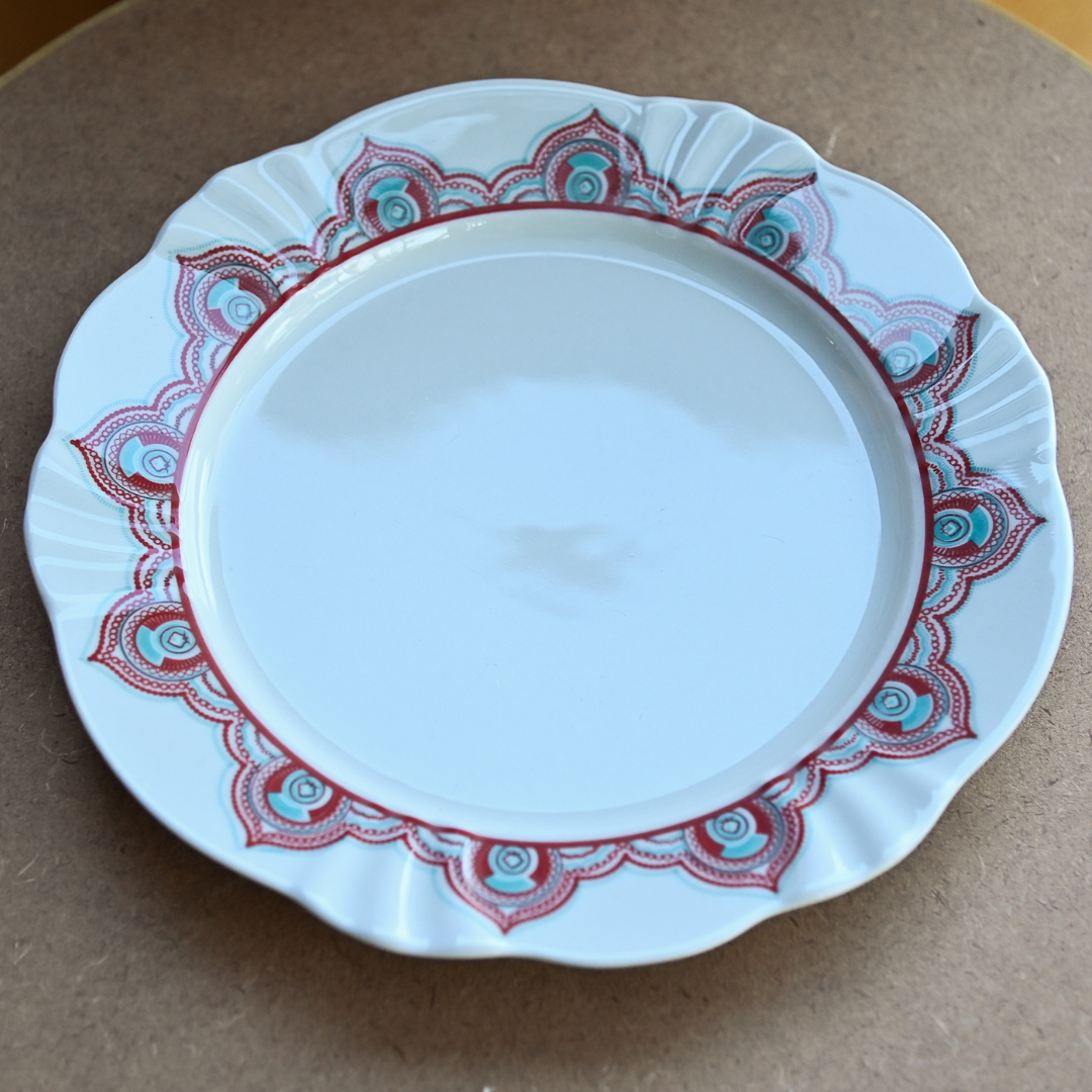 Prato raso com estampa mandala em vermelho e azul