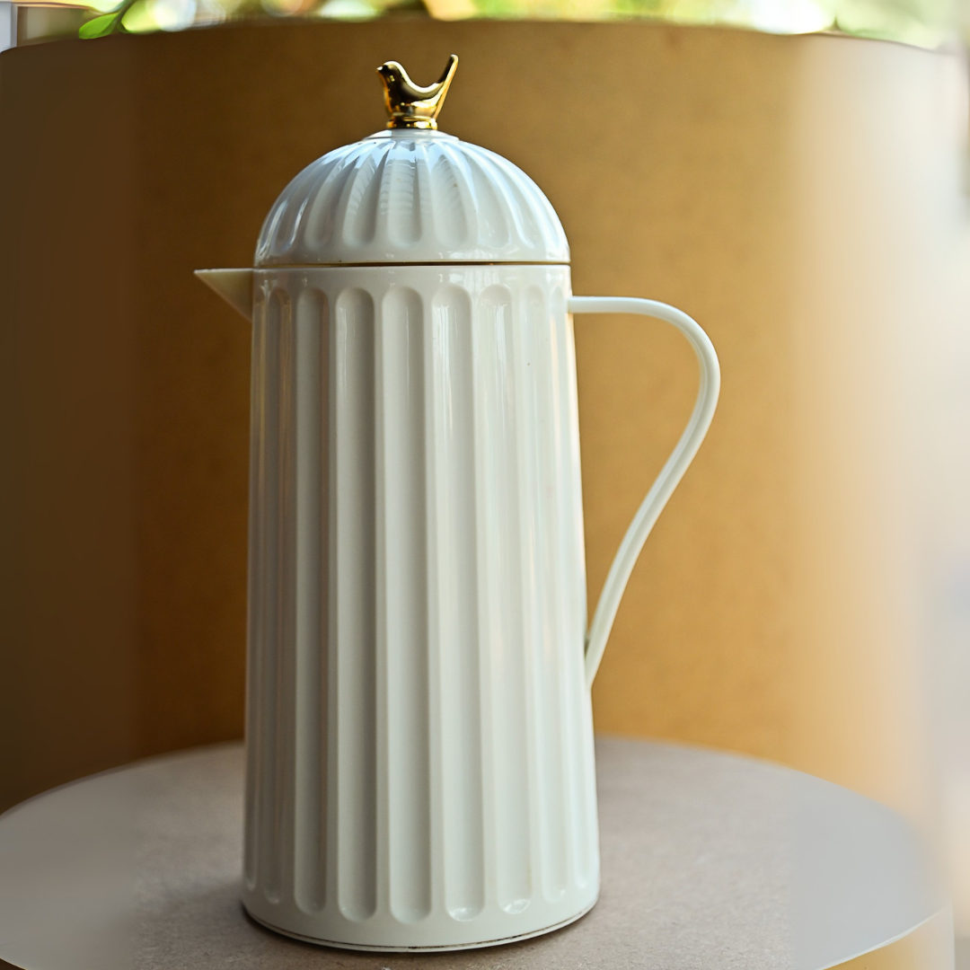 Garrafa térmica off-white com detalhe de pássaro dourado