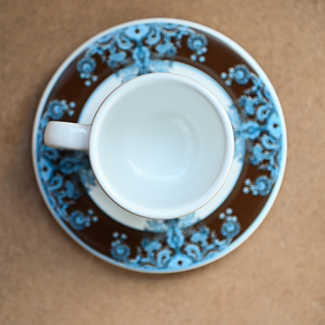 Xícara com pires de porcelana com estampa floral azul
