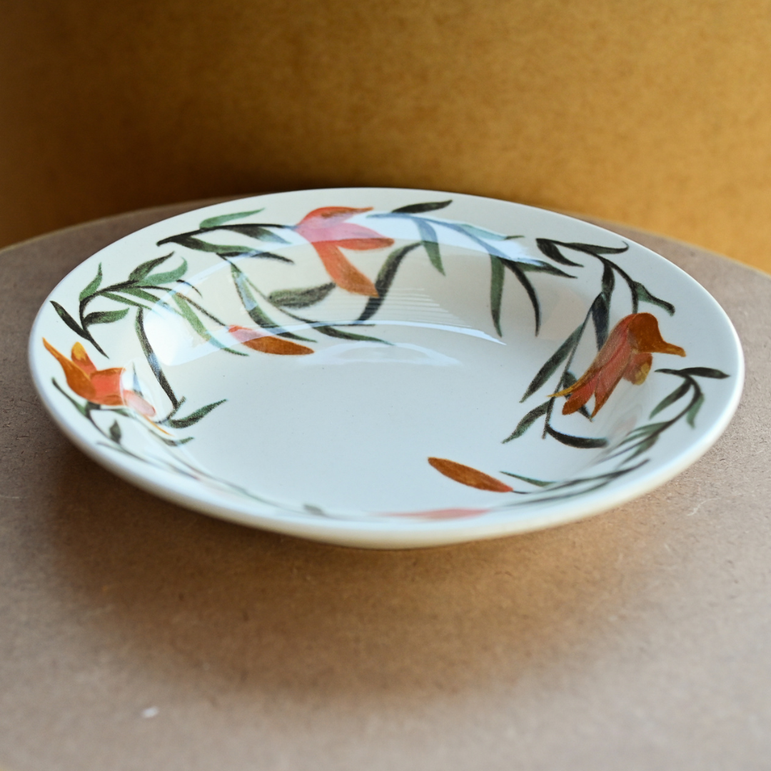 Prato fundo em cerâmica esmaltada com estampa floral em laranja