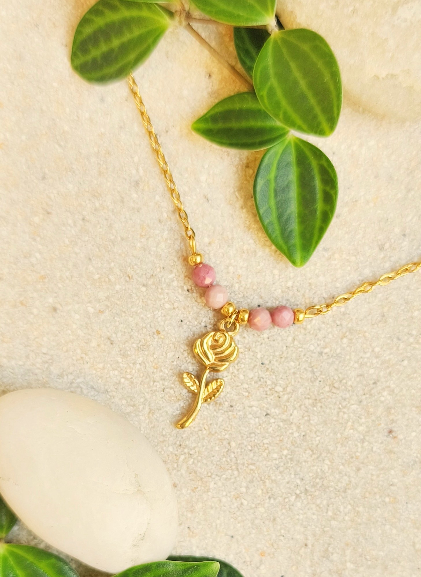 Roos en Rhodoniet ketting