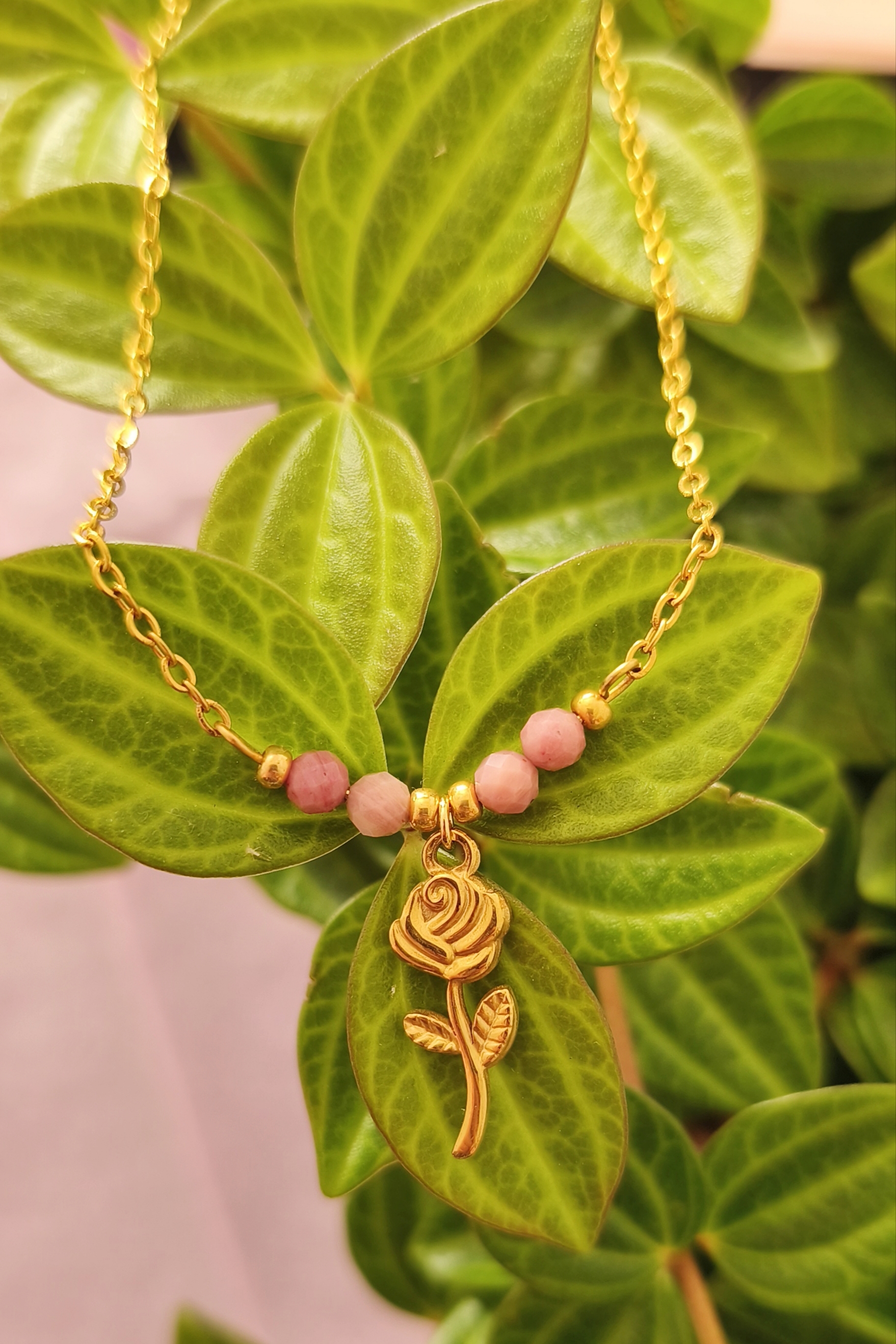 Roos en Rhodoniet ketting
