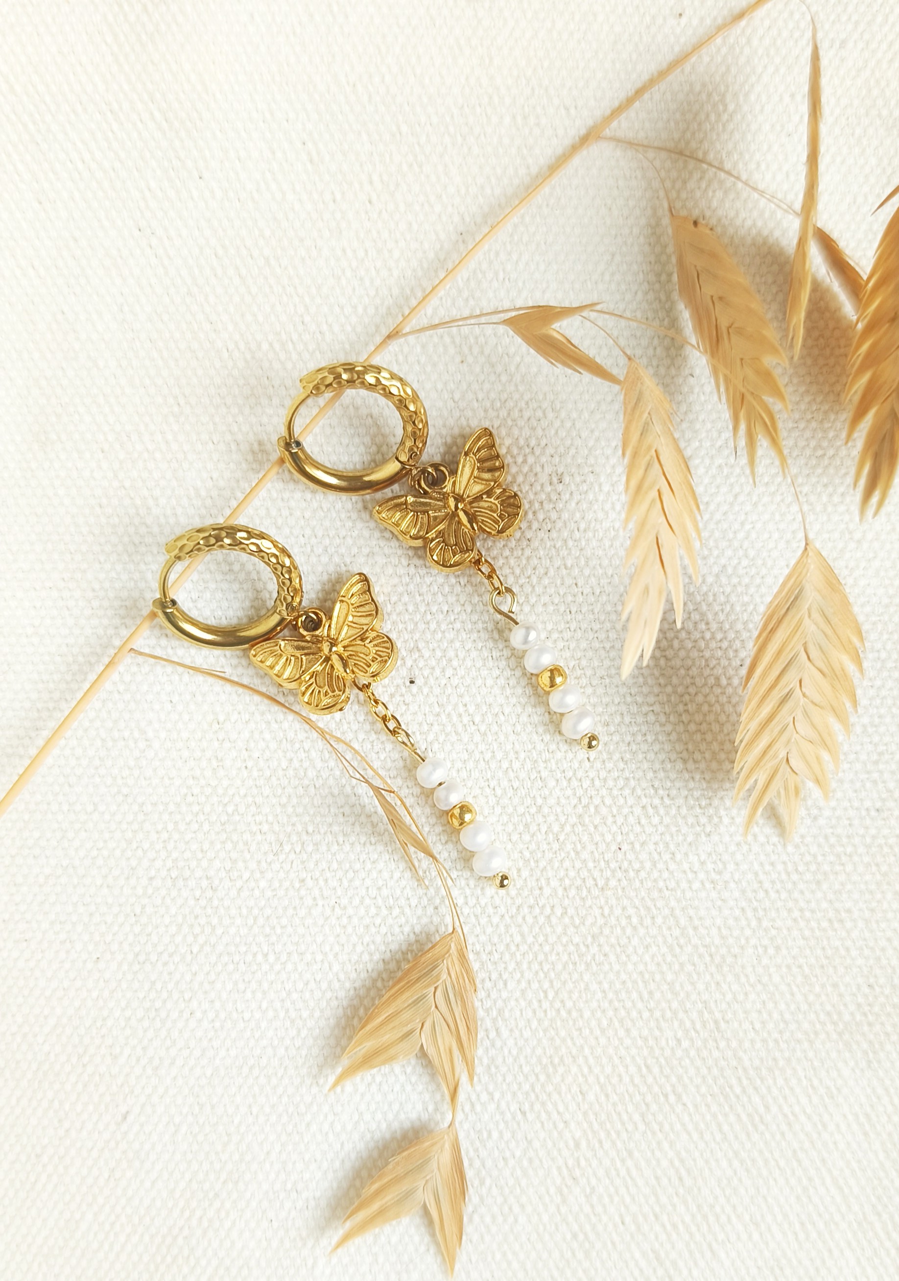 Vlinder en parel oorbellen