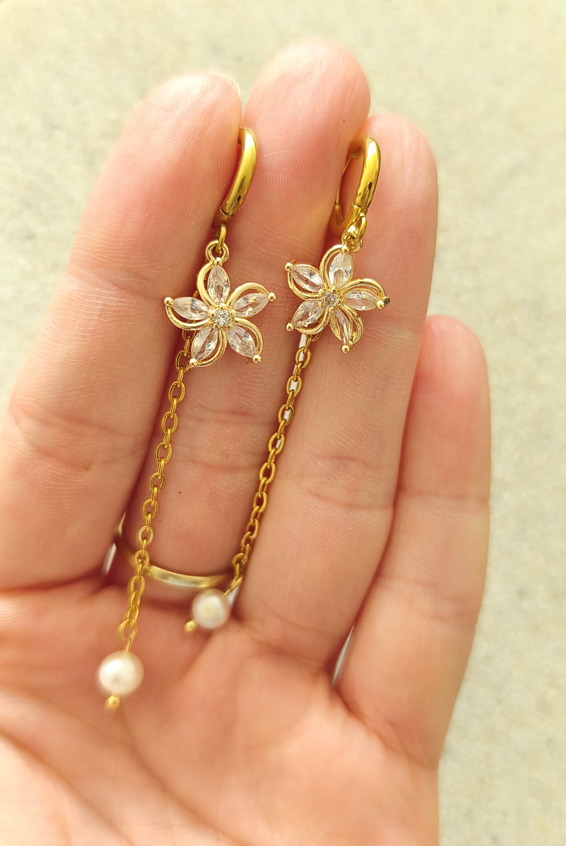 Bloemen en parel oorbellen