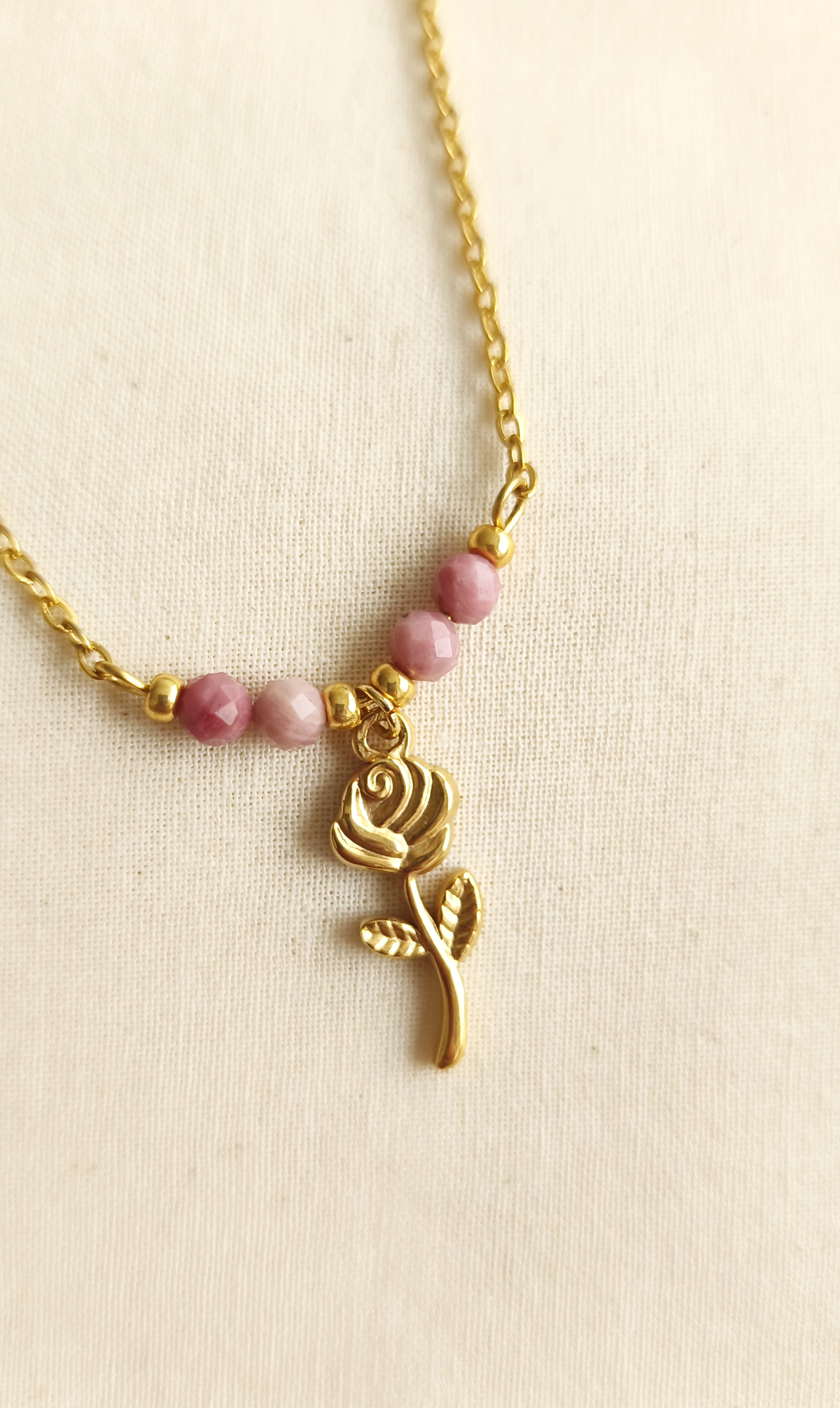 Roos en Rhodoniet ketting