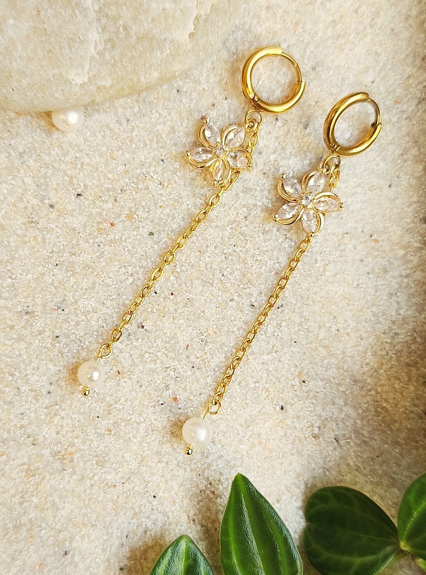 Bloemen en parel oorbellen