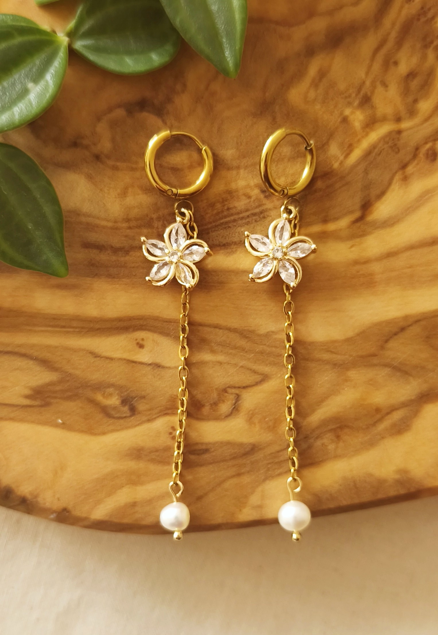 Bloemen en parel oorbellen